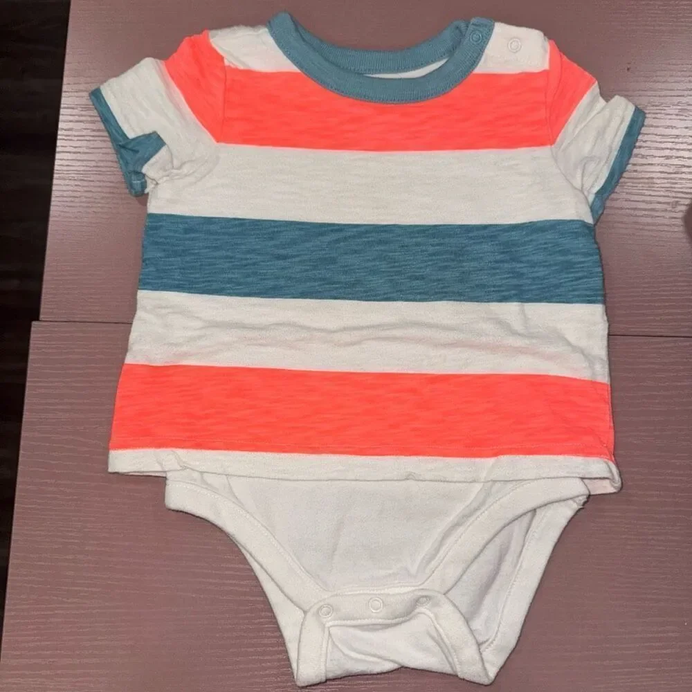 🏈 Baby Gap T-shirt Onesie 6-12 months